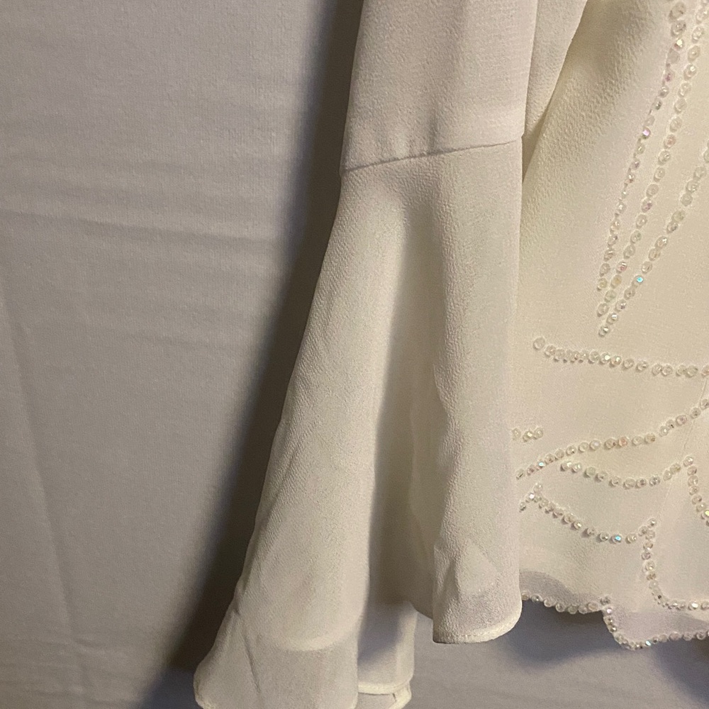 Elegant Cream Blouse with Delicate Detailing - Picture 4 of 7